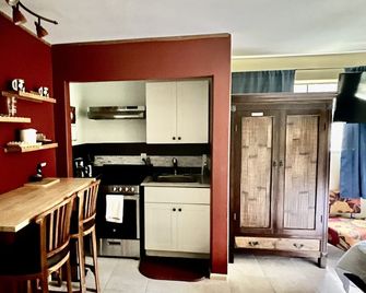 Experience Pahoa in style - Spacious 5-Bedroom Vacation Home, Entire 1st floor - Pahoa - Kuchyň