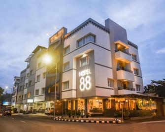 Hotel 88 Jember By Wh - Jember - Bâtiment