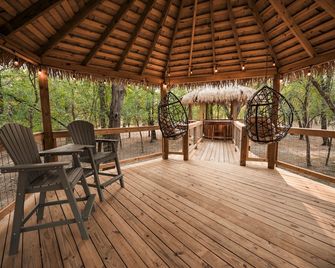 Mockingbird Yurt/Cold A/C! Hot Tub/Medina River Access/River Yurt Village - Bandera - Patio