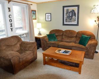 Snowshoe Cozy Chalet Mtn Top Condo-Fast Wifi, Gear Locker, Balcony, W/D, A/C - Snowshoe - Living room
