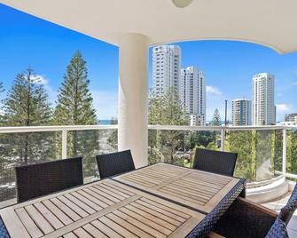 Oscar on Main 2B - Heart of Main Beach Ocean Views - Hosted by Coastal Letting Co. - Main Beach - Balcony