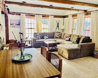 Reboot & Relax while surrounded by Vermont beauty. - Londonderry - Living room