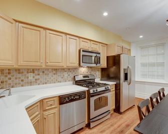 Stunning Victorian Mansion, Baltimore near Inner Harbor with 10 BR and 4 carpark - בולטימור - מטבח