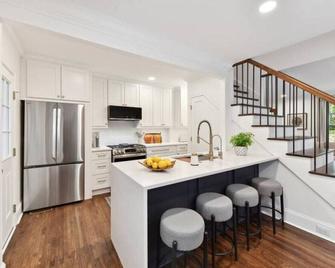 Modern Comfort Meets Classic Charm (L) - Charlotte - Cucina