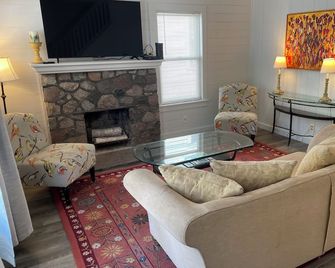 The Mayfly Inn in the heart of Lakeside - Marblehead - Sala de estar
