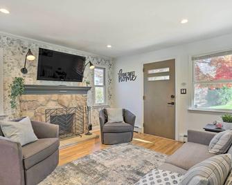 Delightful Home w/ Fire Pit, Walk to Lake! - Highland Lakes - Living room