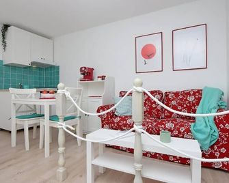 Sha La La - Charming, unique studio in a historic building next to a castle, WIFI, smart TV, washer-dryer - Bakar - Sala de estar