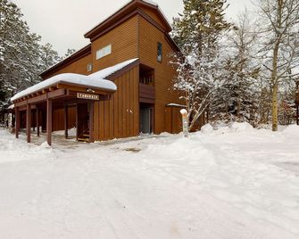 Beautiful country home with full kitchen & views from the private balcony - Wilson - Building
