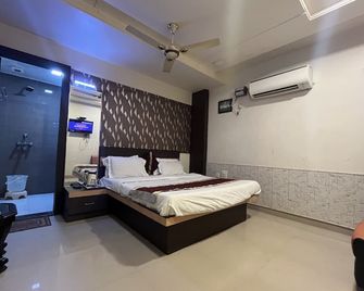 Hotel Tushar Residency - Mathura - Bedroom
