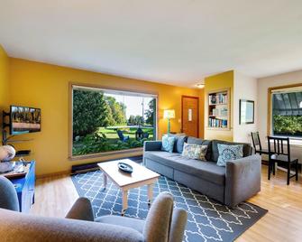 South Lane Cottage #1, with a living room view of Lake Michigan. - Baileys Harbor - Living room