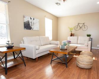 Lovely 3BR/2BA Condo in great location, cozy place - Greenwood - Sala de estar