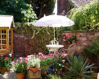 Ludlow Centre, Period Town Cottage With Pet Friendly Garden & Free Parking - Ludlow - Patio