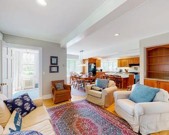 Miller Creek Cove Retreat - Brunswick - Living room