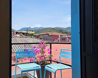 One Day Trip Hostel - Antigua - Balcony