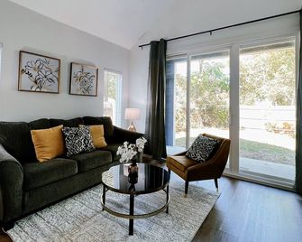 Modern Oasis- Walk t State Fair | Near Deep Ellum - Dallas - Living room