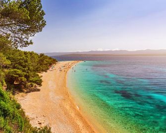 Zlatni Rat Beach Resort - בול - חוף