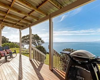 Moeraki with private walkway to Onetangi Beach by Waiheke Unlimited - Onetangi - Balcony