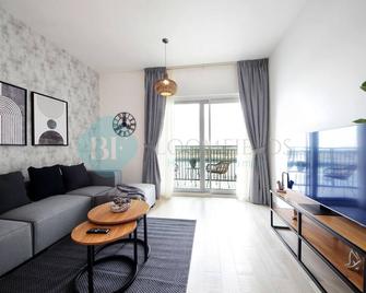 Bloomfields 1br Canal View In Waters Edge Yas - Abu Dhabi - Wohnzimmer