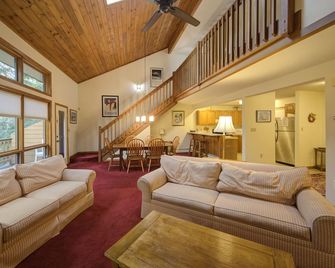 MW6 Cozy 2 bedroom 2.5 bath condo ideally located at the Bretton Woods Resort! - Twin Mountain - Living room