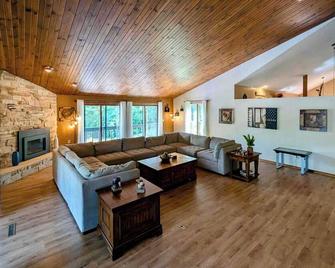Pool, Arcade, Hot Tub and more @16th and Aldeen - Rockford - Living room
