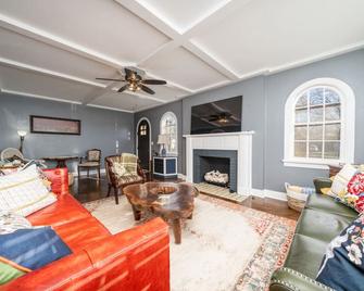 Doras Dutch Cottage Charmer with Swimming Pool - Clarksville - Huiskamer
