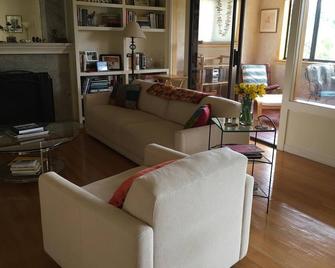 Spacious 2+ Bdrm, 2 Ba Home With Stunning View, 4-8 weeks, May-July 2023 - San Rafael - Living room