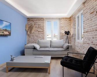 Vailato Loft Suites in the heart of Corfu old Town (north blue) - Corfú - Sala de estar