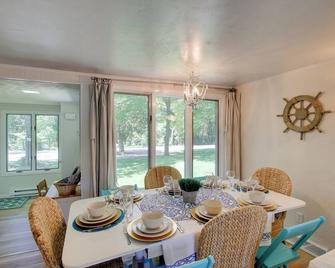 Updated Home with Deck 2 Mi to Sister Bay Beach! - Sister Bay - Eetruimte