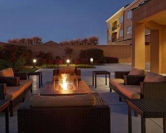 Courtyard by Marriott Chesapeake Greenbrier - Chesapeake - Patio