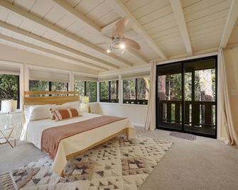 Cozy Woodland Escape, Hot Tub, Redwood + Water Views, mins from spas in Napa - Calistoga - Bedroom
