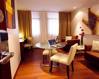 Hotel Reina Isabel - Quito - Wohnzimmer