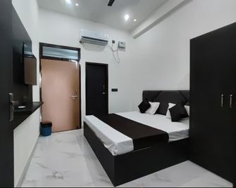 Braj Bhoomi Home Stay - Mathura - Bedroom