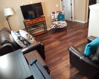 The Winemaker's Suite at Brianza Gardens and Winery - Crittenden - Living room