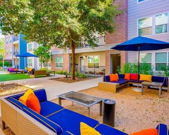 Alamo Chic King Bed Refreshing Office Desk w/ Pool - San Antonio - Patio