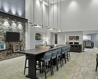 Convenient Stay! Indoor Pool, Free Breakfast and Parking! Close to North Park! - Cranberry Township - Eetruimte
