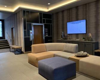 Aspen Square Condominium Hotel - Aspen - Living room