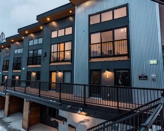 Basecamp Resorts Revelstoke I Micro-Suite - Revelstoke - Building