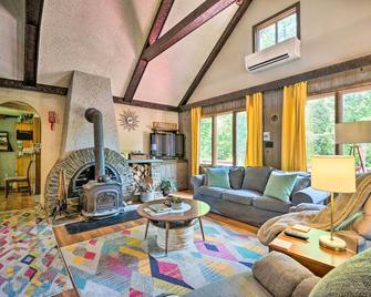 Vibrant Putney Cabin w/ Fire Pit: Hike & Ski! - Putney - Sala de estar