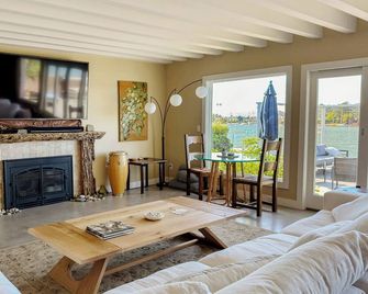 On the Water + Dock & Large Deck in Bel Marin Keys - Novato - Huiskamer
