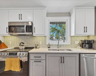 Full Remodel Steps to Lambeau Titletown Resch - Green Bay - Kitchen