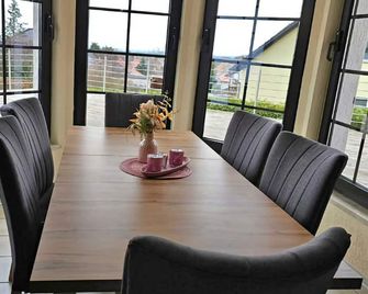 Vacation home for 8 guests with pool, fireplace, playground, large garden - Ballenstedt - Essbereich
