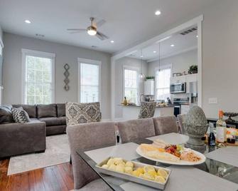 111 Waldburg street Beautifully Renovated Historic 5 bedroom 5 bath - Savannah - Dining room