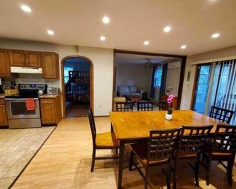 3 Bdr. Indoor Pool. Lakefront Near Kalahari, Hot Tub , Sleeps 10 + 5 Day Guests - Long Pond - Comedor