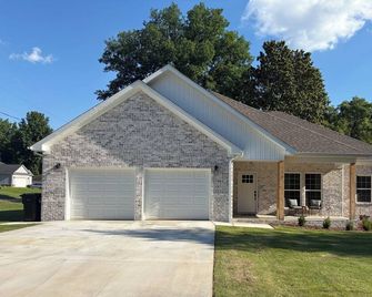 Beautiful New Construction Near Everything! Boating, Fishing and Golf, Oh Yeah! - Muscle Shoals - Edificio
