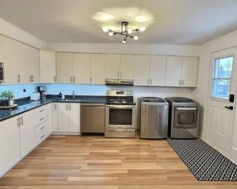 10 min City Center - 2 Bedrooms - 6 people - AC - Québec City - Kitchen