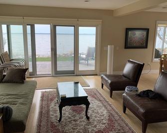 Beautiful Pigeon Lake Front Property for Rent - Westerose - Sala de estar