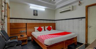 OYO Flagship 808637 Hotel Yuvaraj Palace Vijayawada - Vijayawada - Bedroom