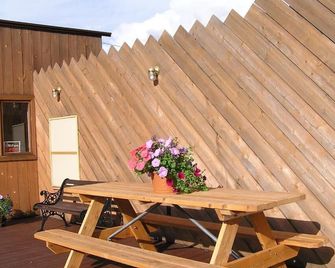 White Moose Lodge - Healy - Patio