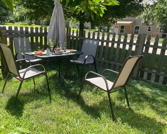 Dragon's Den Lodging - Cameron - Patio
