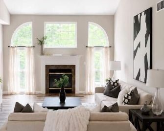 Autumn Retreat 5 Bedroom Home with a Pool - Wentzville - Huiskamer